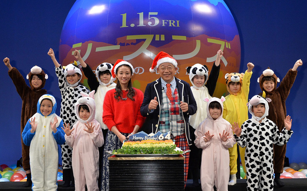 サンタ姿の木村文乃がアニマルキッズたちと鶴瓶の誕生日をサプライズでお祝い!!